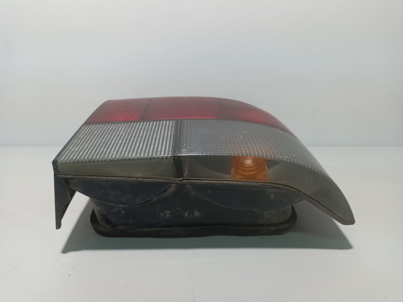 Recambio de piloto trasero derecho para renault 19 hatchback (b/c53) referencia OEM IAM ptdr19  