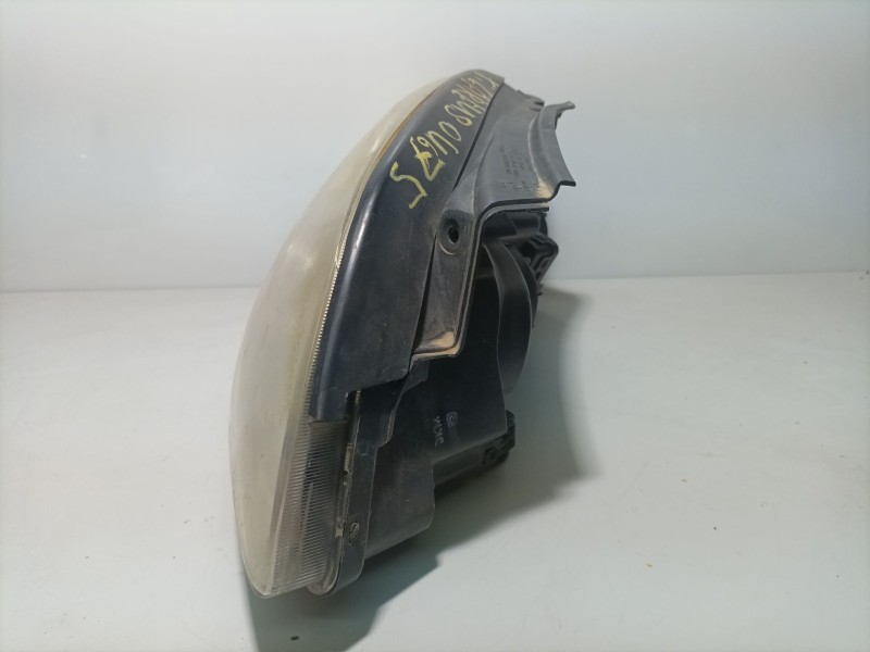 Recambio de faro derecho para kia carens (un) referencia OEM IAM 921021D020  