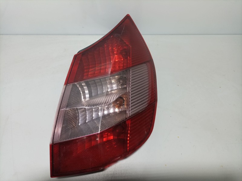 Recambio de piloto trasero derecho para citroën c3 1.4 hdi referencia OEM IAM 8200127702  