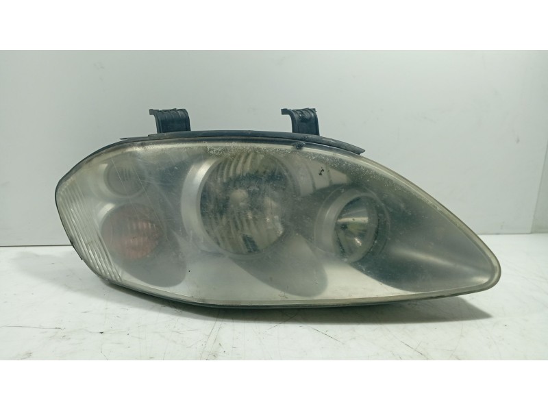 Recambio de faro derecho para ssangyong rodius i 2.7 xdi referencia OEM IAM 8310221205  