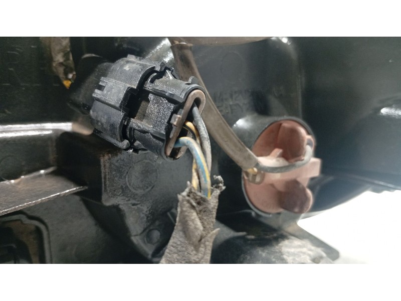 Recambio de faro derecho para ssangyong rodius i 2.7 xdi referencia OEM IAM 8310221205  