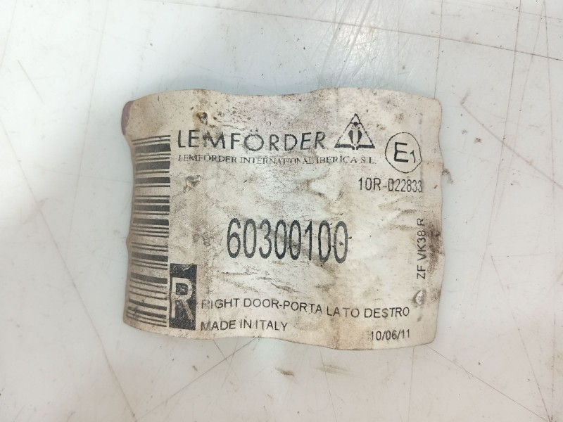 Recambio de elevalunas delantero derecho para volkswagen polo (6n2) 1.4 16v referencia OEM IAM 6N3837462  