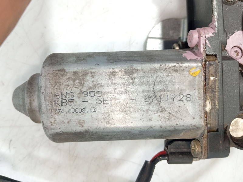 Recambio de elevalunas delantero izquierdo para volkswagen polo (6n2) 1.4 16v referencia OEM IAM 6N3837461  