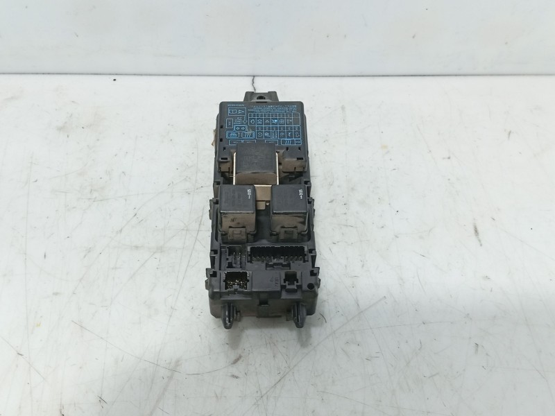 Recambio de caja reles / fusibles para mitsubishi space star (dg0) referencia OEM IAM   