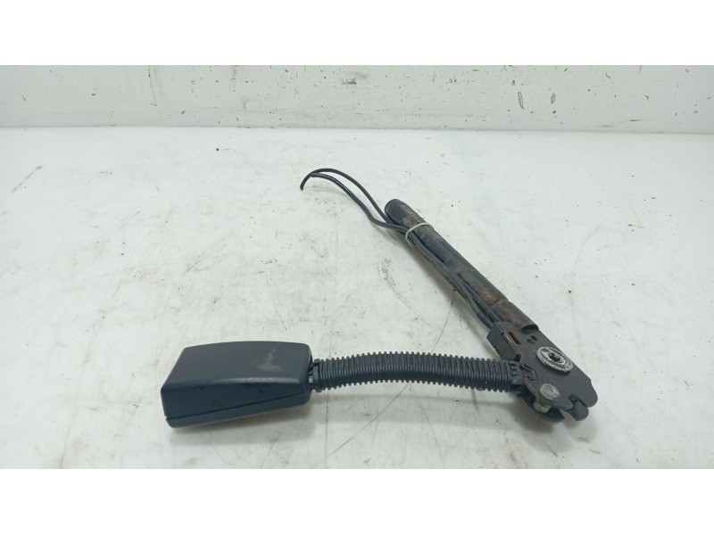 Recambio de anclaje cinturon delantero izquierdo para mazda 3 (bk) 1.6 di turbo referencia OEM IAM   