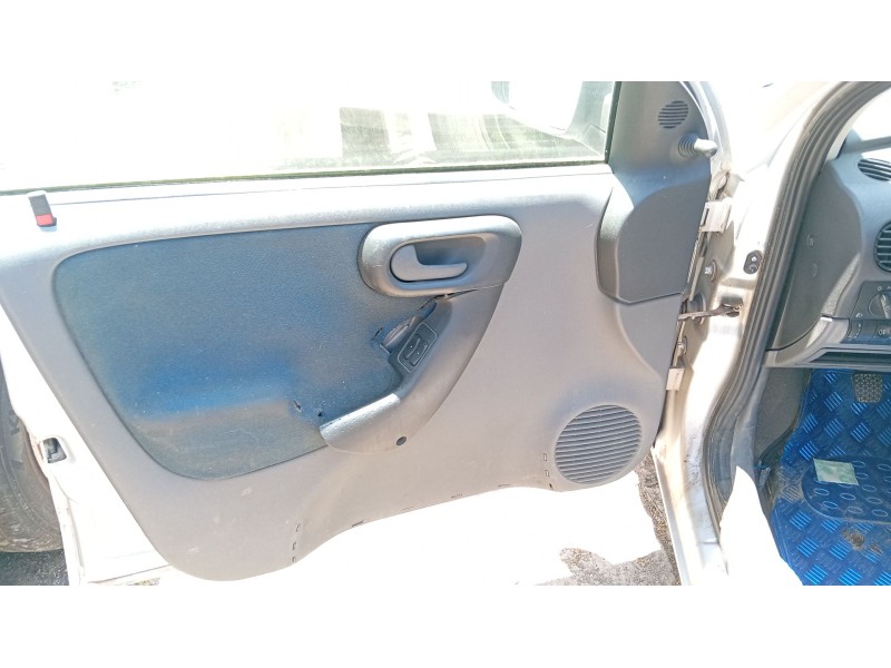 opel corsa c (x01) del año 2001