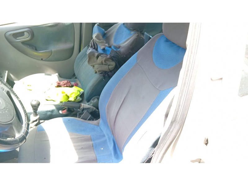 opel corsa c (x01) del año 2001