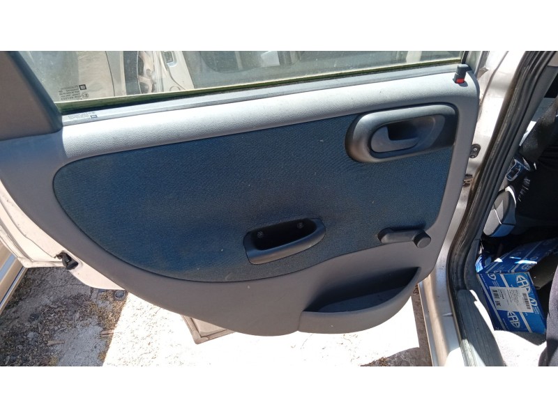 opel corsa c (x01) del año 2001
