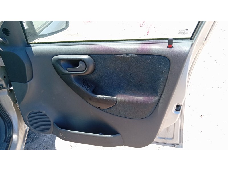 opel corsa c (x01) del año 2001