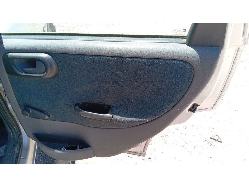 opel corsa c (x01) del año 2001