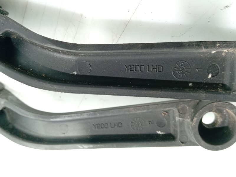 Recambio de brazo limpia delantero izquierdo para ssangyong rexton referencia OEM IAM   