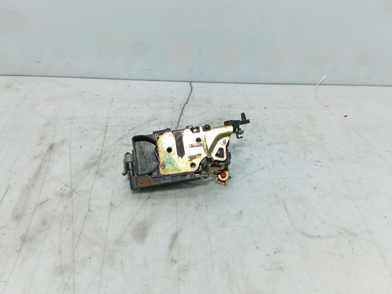 Recambio de cerradura puerta trasera izquierda para ssangyong rexton referencia OEM IAM   