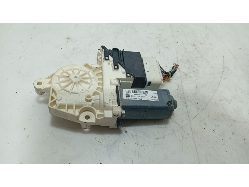 Recambio de motor elevalunas trasero derecho para seat leon (1p1) 1.9 tdi referencia OEM IAM   