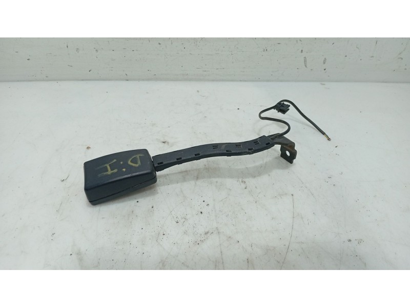 Recambio de anclaje cinturon delantero izquierdo para seat leon (1p1) 1.9 tdi referencia OEM IAM   