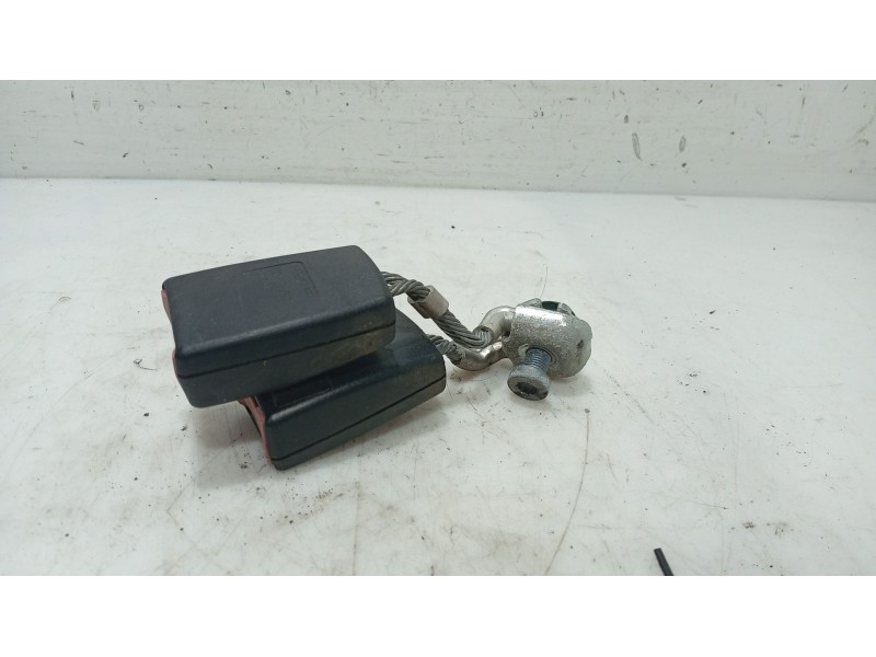 Recambio de anclaje cinturon trasero izquierdo para seat leon (1p1) 1.9 tdi referencia OEM IAM   