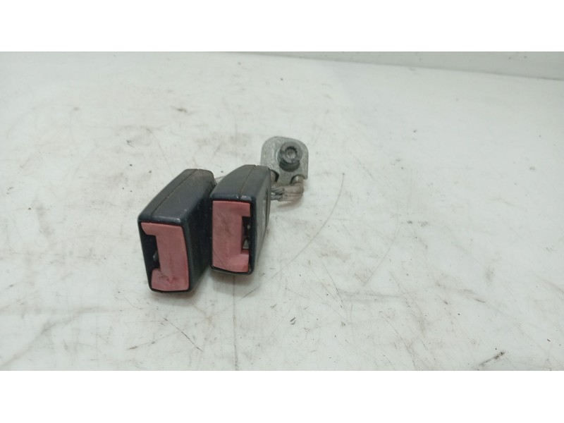 Recambio de anclaje cinturon trasero izquierdo para seat leon (1p1) 1.9 tdi referencia OEM IAM   