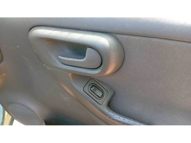 opel corsa c (x01) del año 2003