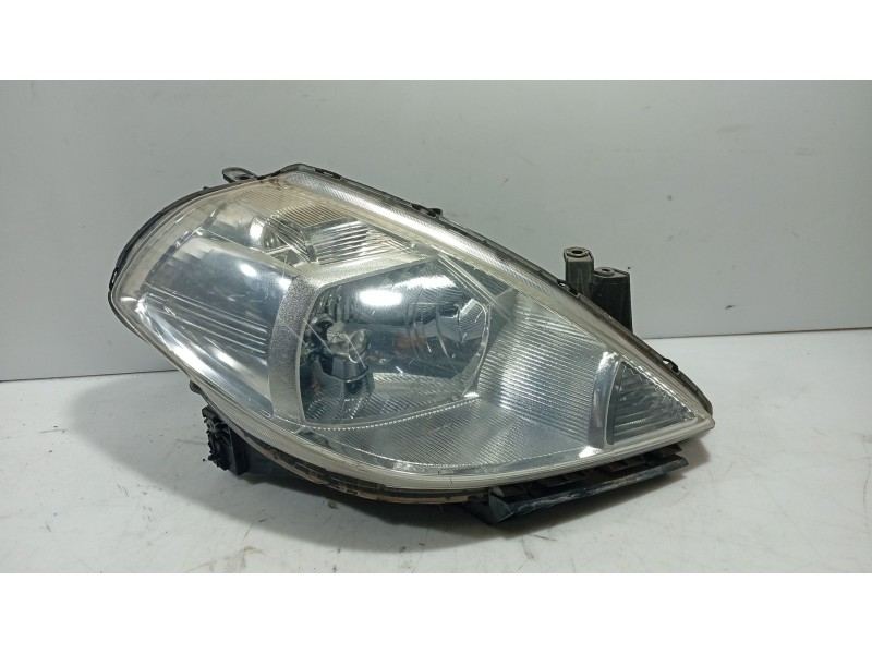 Recambio de faro derecho para nissan tiida hatchback (c11) 1.5 dci referencia OEM IAM 26010EM00A  