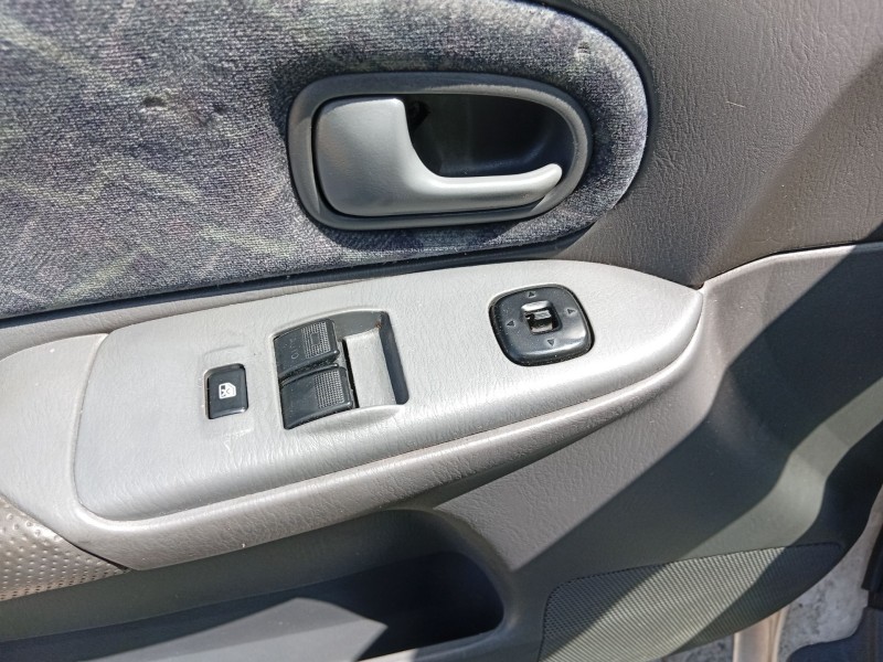 mazda 323 f vi hatchback (bj) del año 2004
