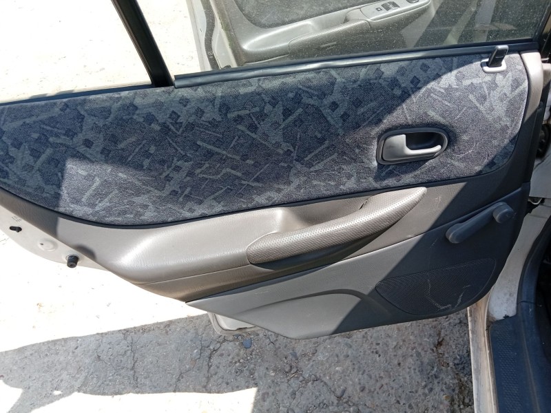 mazda 323 f vi hatchback (bj) del año 2004