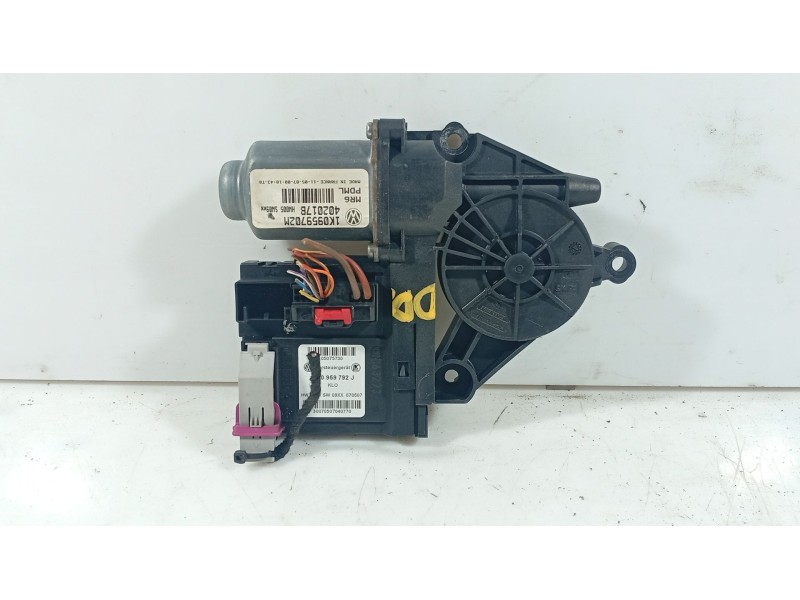 Recambio de motor elevalunas delantero derecho para volkswagen golf v (1k1) 1.6 referencia OEM IAM   