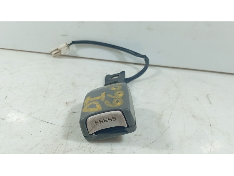 Recambio de anclaje cinturon delantero izquierdo para hyundai accent ii sedán (lc) 1.3 referencia OEM IAM   