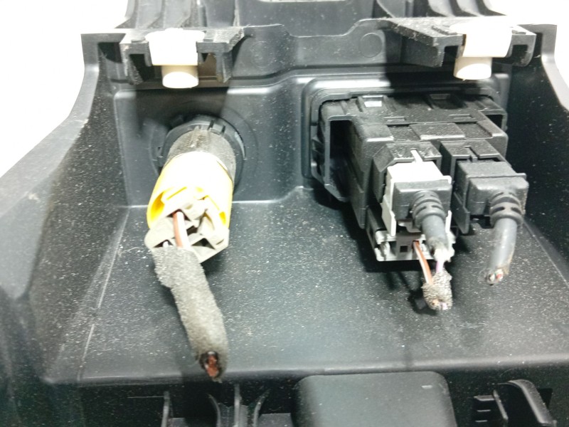 Recambio de apoyabrazos central para ford focus iii 1.5 tdci referencia OEM IAM   