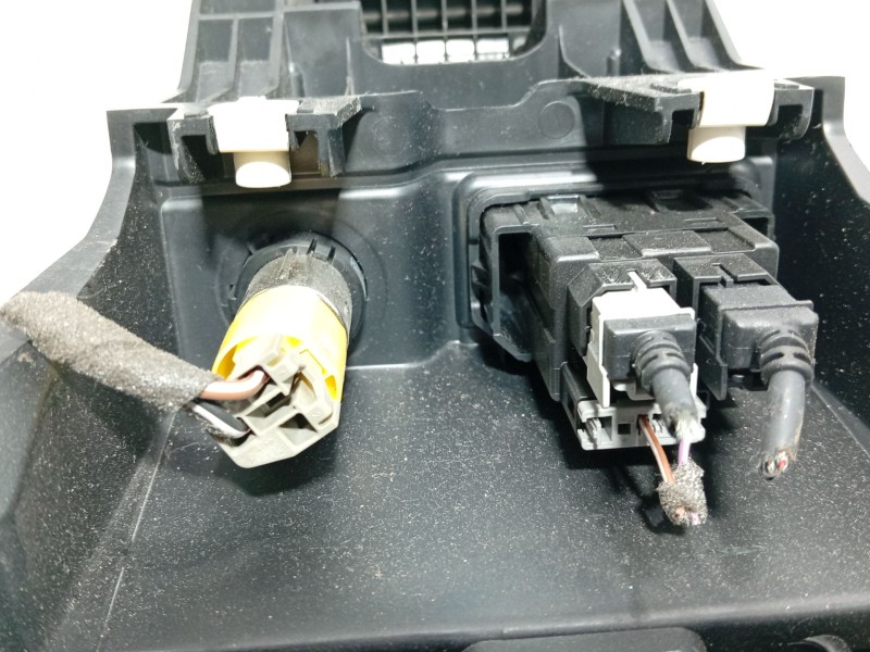 Recambio de apoyabrazos central para ford focus iii 1.5 tdci referencia OEM IAM   
