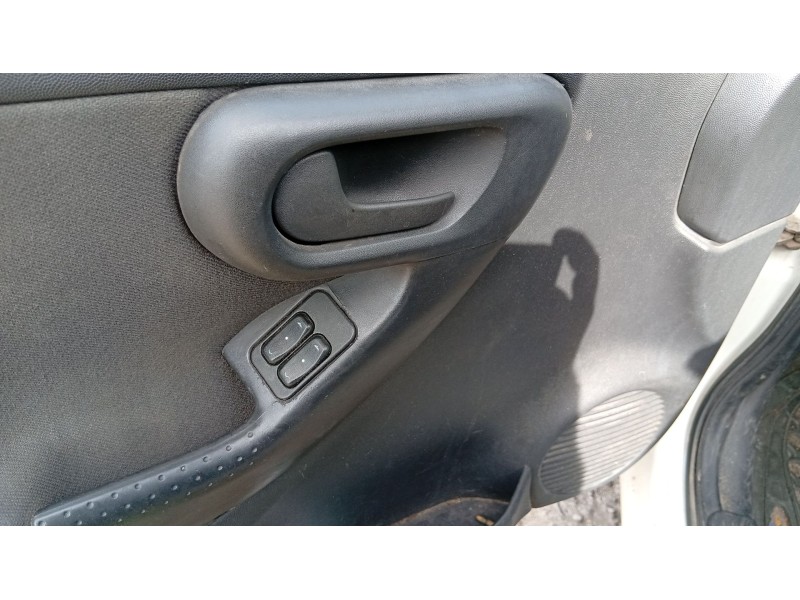 opel corsa c (x01) del año 2002