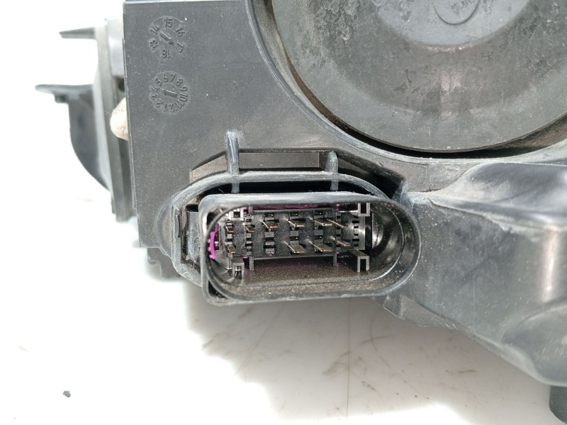 Recambio de faro derecho para ford focus iii 1.0 ecoboost referencia OEM IAM 2060592  