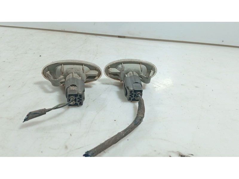 Recambio de piloto lateral izquierdo para mazda 3 (bk) 1.6 di turbo referencia OEM IAM   