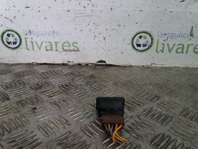 Recambio de mando elevalunas delantero derecho para peugeot 405 berlina 1.9 diesel   |   0.87 - ... | 1987 | 69 cv / 51 kw refer