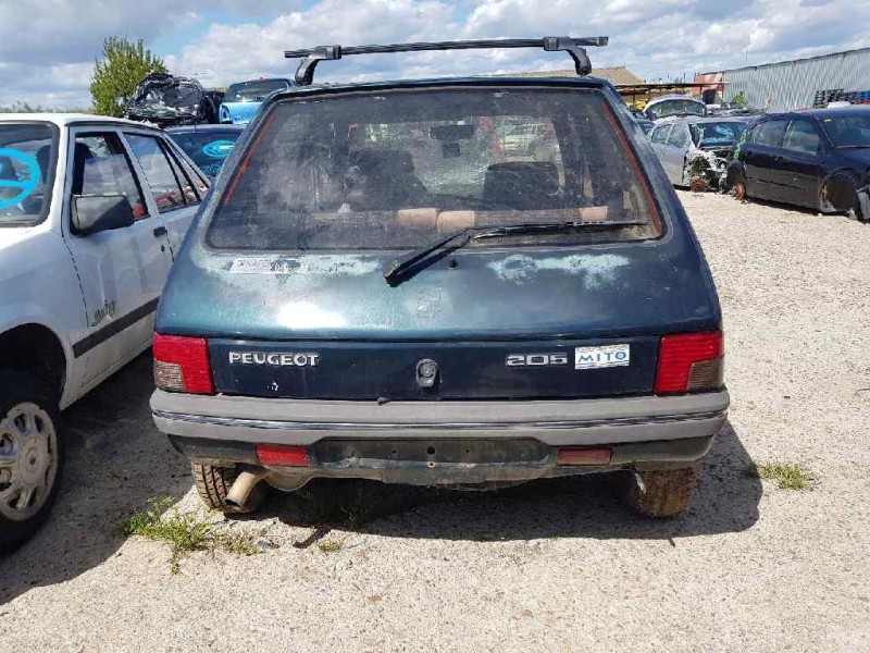 peugeot 205 berlina 1.8 diesel   |   0.83 - ... | 1983 | 60 cv / 44 kw del año 1983