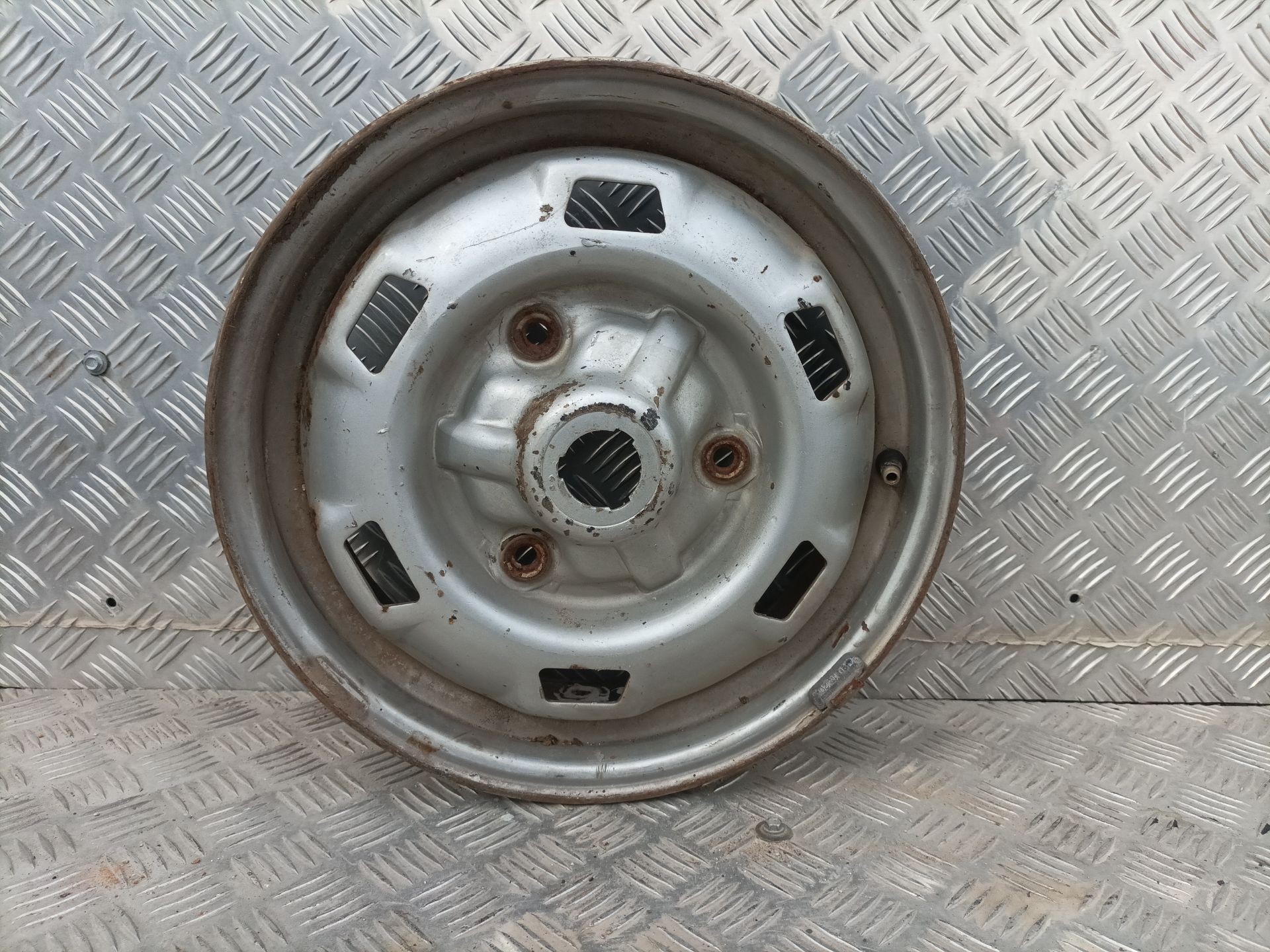 Renault 6 Berline a hayon / 5 portes 1.1 TL (688-10) JANTE TOLE