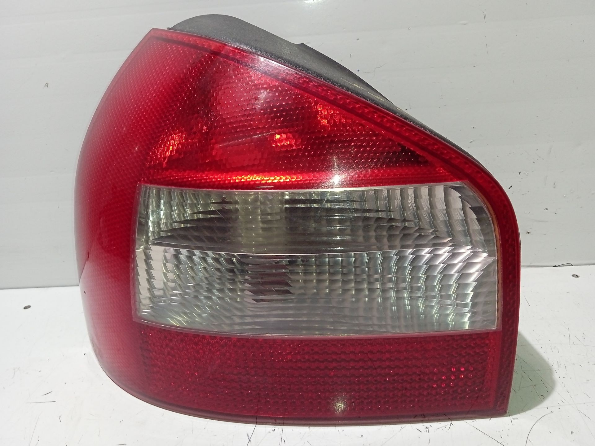 Audi Algemeen REAR LIGHT LEFT 8L0945095B