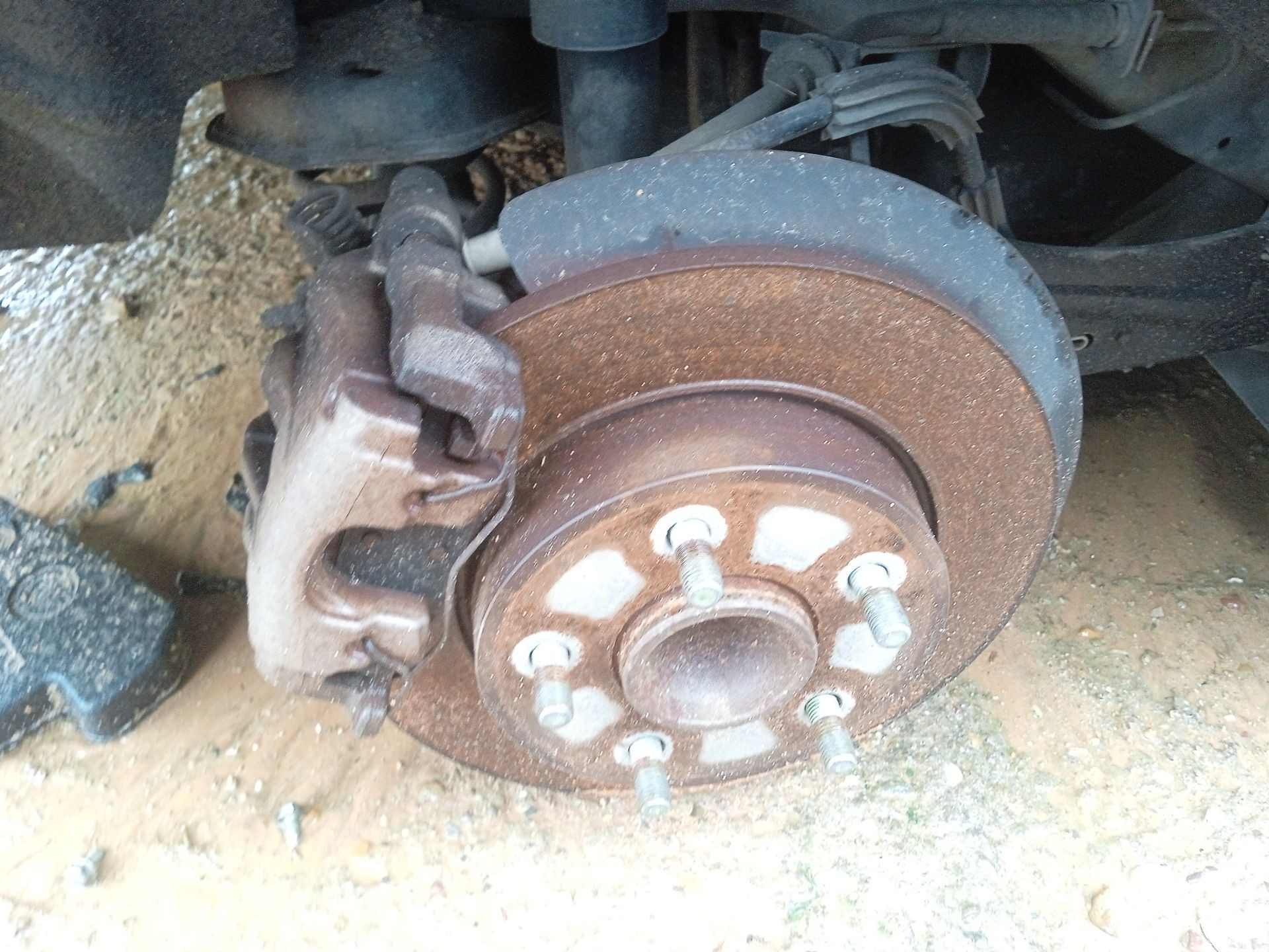Mazda Algemeen STUB AXLE HOUSING BRACKET RIGHT REAR BBM22615XB